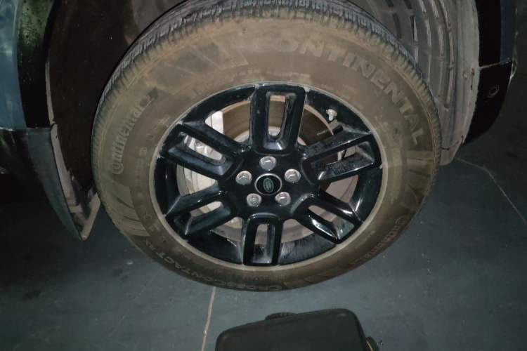 Used Land Rover Defender 2021 90 P400 X-DYNAMIC S Right Front Wheel Hub