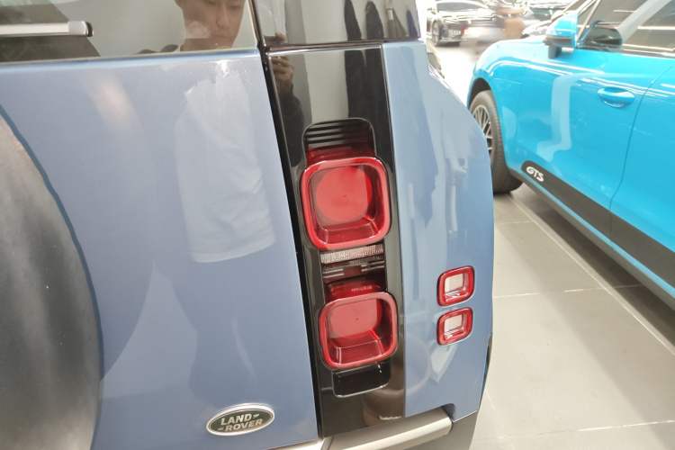 Used Land Rover Defender 2021 90 P400 X-DYNAMIC S Right Rear Taillight