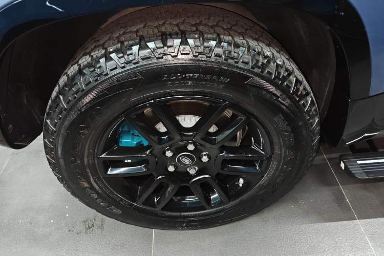 Used Land Rover Defender 2021 90 P400 X-DYNAMIC S Right Rear Wheel Hub