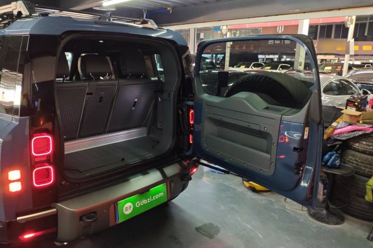 Used Land Rover Defender 2021 90 P400 X-DYNAMIC S Trunk