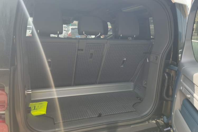 Used Land Rover Defender 2021 90 P400 X-DYNAMIC S Trunk