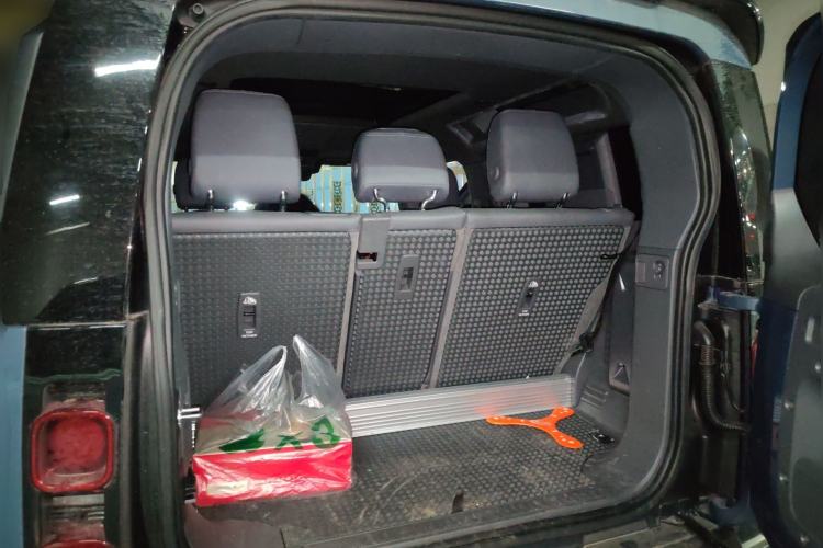 Used Land Rover Defender 2021 90 P400 X-DYNAMIC S Trunk