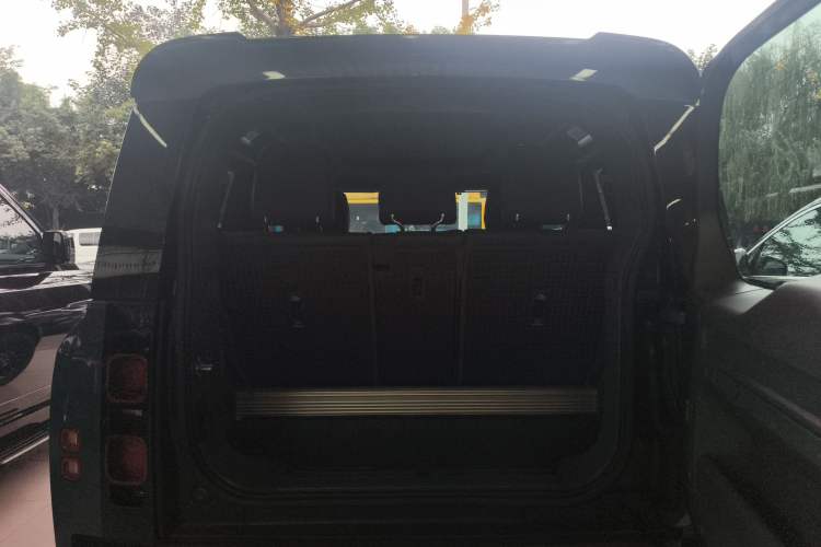 Used Land Rover Defender 2021 90 P400 X-DYNAMIC S Trunk