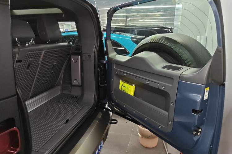 Used Land Rover Defender 2021 90 P400 X-DYNAMIC S Trunk