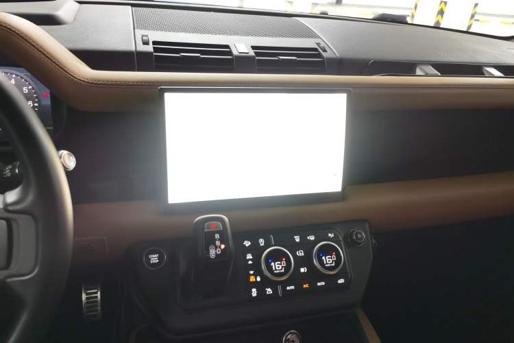Used Land Rover Defender 2021 110 P400 X-DYNAMIC HSE Audio And AC Panel