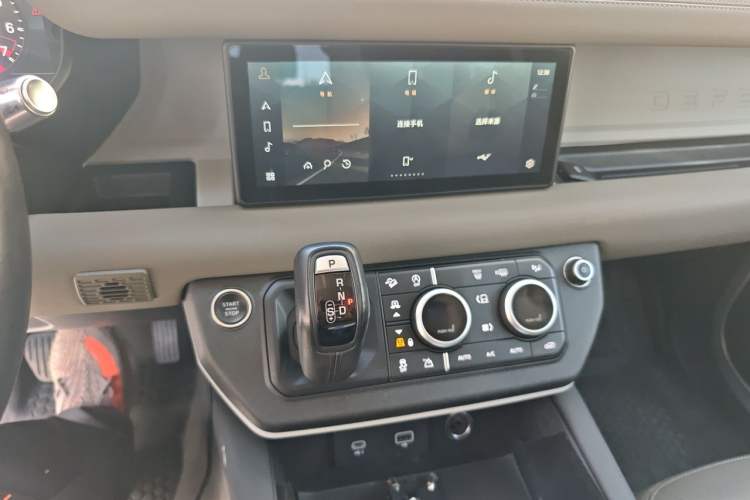 Used Land Rover Defender 2021 90 P400 Classic Reproduction Edition Audio And AC Panel