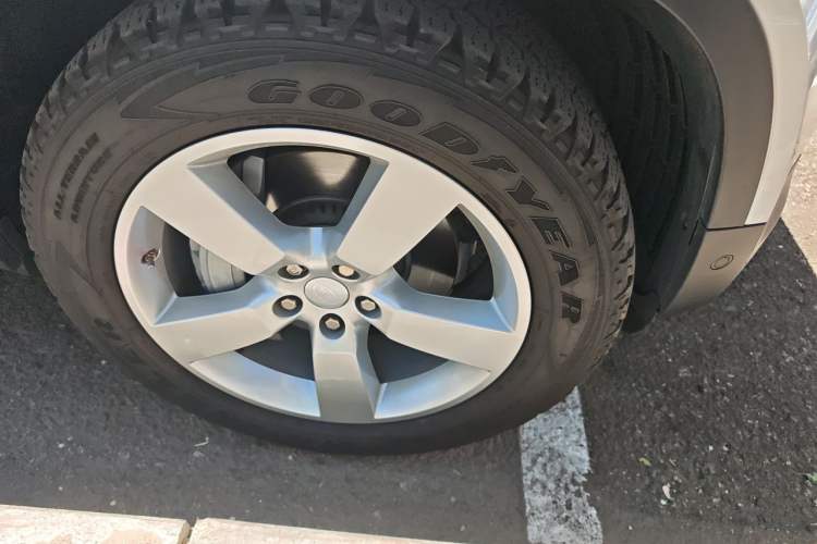 Used Land Rover Defender 2021 90 P400 Classic Reproduction Edition Right Front Wheel Hub