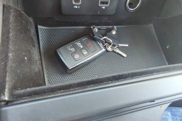 Used Land Rover Defender 2021 90 P400 Classic Reproduction Edition Vehicle Key