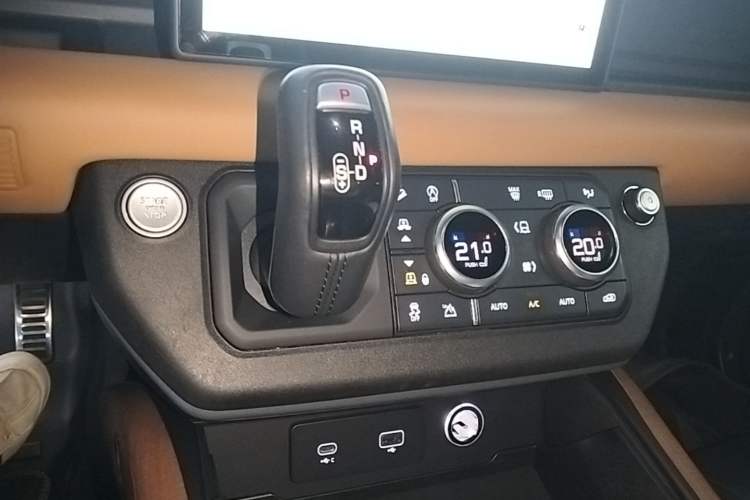 Used Land Rover Defender 2021 110 P400 X Gear Lever