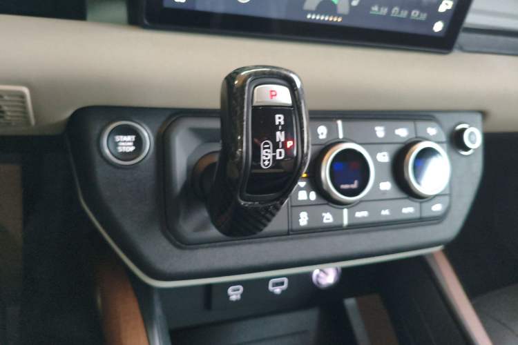 Used Land Rover Defender 2021 90 P400 X-DYNAMIC S Gear Lever