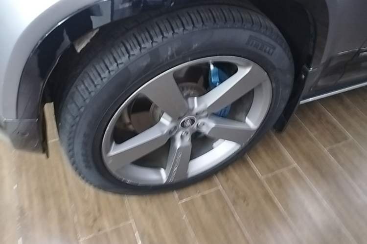 Used Land Rover Defender 2021 110 P400 X Left Front Wheel Hub