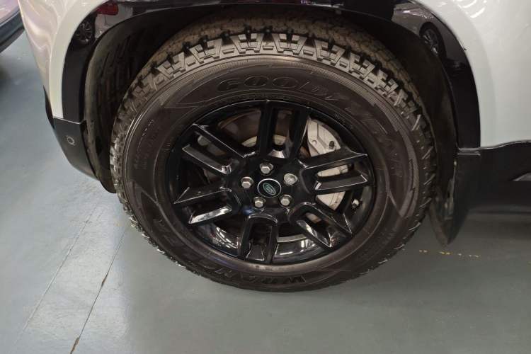Used Land Rover Defender 2021 90 P400 X-DYNAMIC S Left Front Wheel Hub