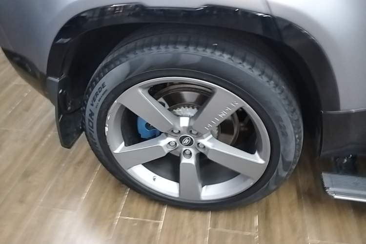 Used Land Rover Defender 2021 110 P400 X Right Rear Wheel Hub