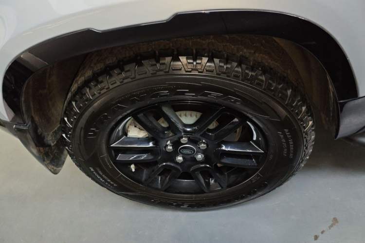 Used Land Rover Defender 2021 90 P400 X-DYNAMIC S Right Rear Wheel Hub