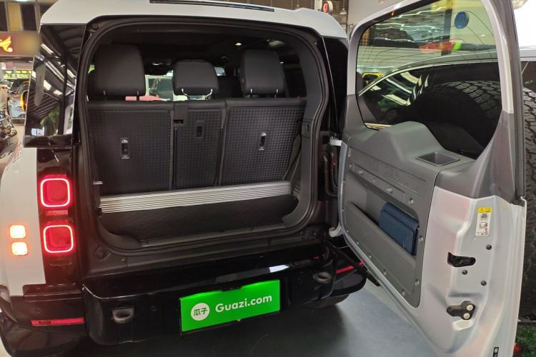 Used Land Rover Defender 2021 90 P400 X-DYNAMIC S Trunk