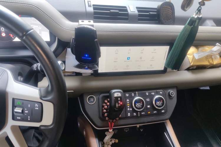 Used Land Rover Defender 2021 110 P400 X-DYNAMIC HSE Audio And AC Panel