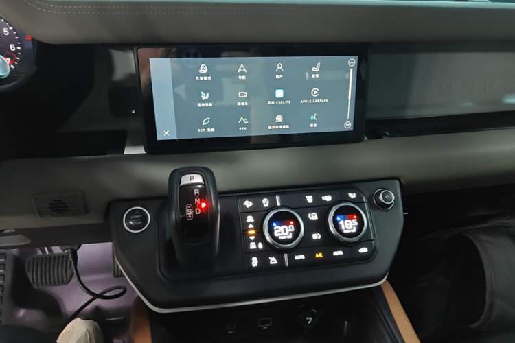 Used Land Rover Defender 2021 90 P400 X-DYNAMIC S Audio And AC Panel