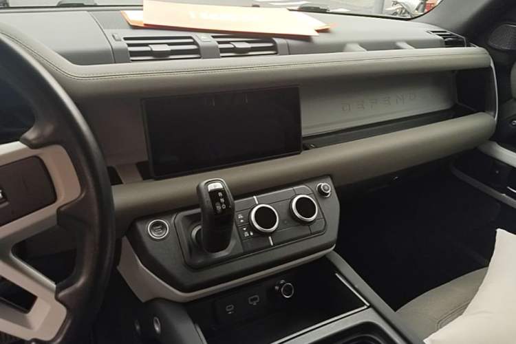 Used Land Rover Defender 2021 90 P400 Classic Reproduction Edition Audio And AC Panel