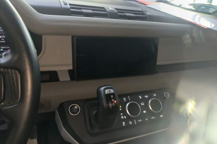 Used Land Rover Defender 2021 90 P400 Classic Reproduction Edition Audio And AC Panel