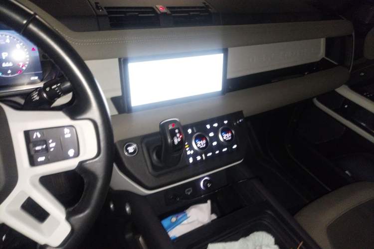 Used Land Rover Defender 2021 90 P400 Classic Reproduction Edition Audio And AC Panel