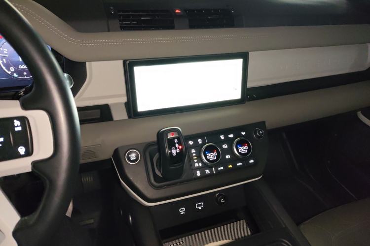Used Land Rover Defender 2021 90 P400 Classic Reproduction Edition Audio And AC Panel