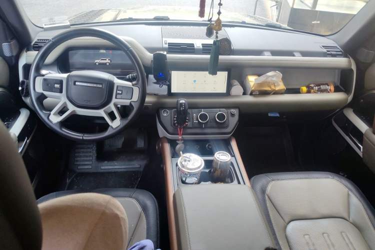 Used Land Rover Defender 2021 110 P400 X-DYNAMIC HSE Center Console