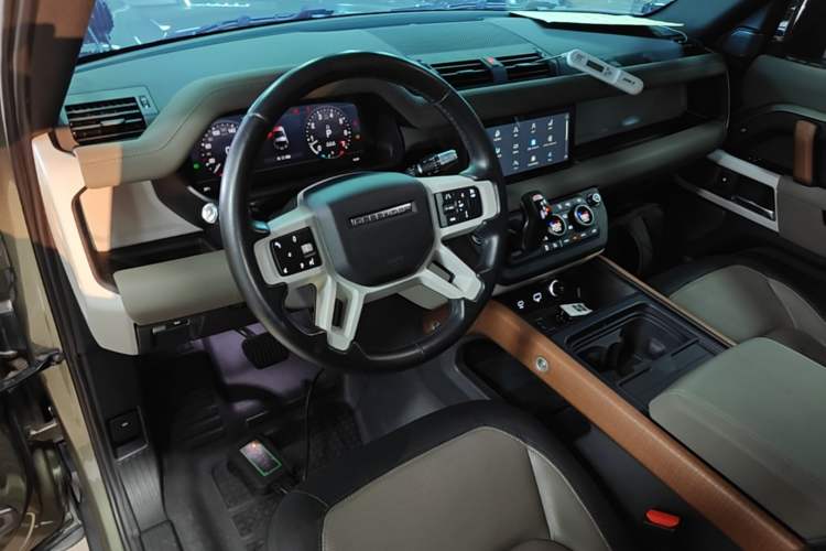 Used Land Rover Defender 2021 90 P400 X-DYNAMIC S Center Console