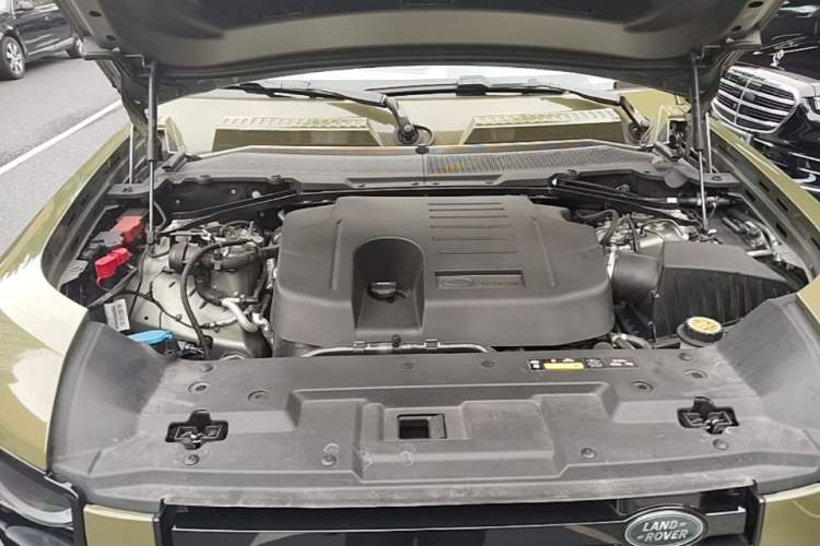 Used Land Rover Defender 2021 90 P400 Classic Reproduction Edition Engine Bay