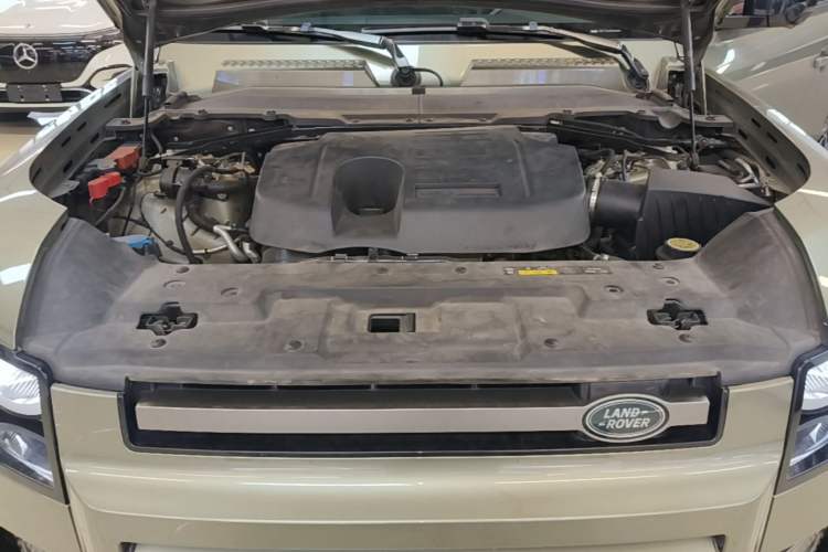 Used Land Rover Defender 2021 90 P400 X-DYNAMIC S Engine Bay
