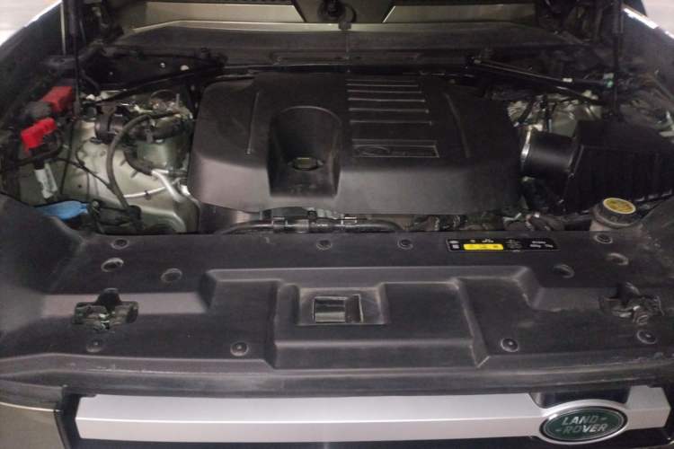 Used Land Rover Defender 2021 90 P400 Classic Reproduction Edition Engine Bay
