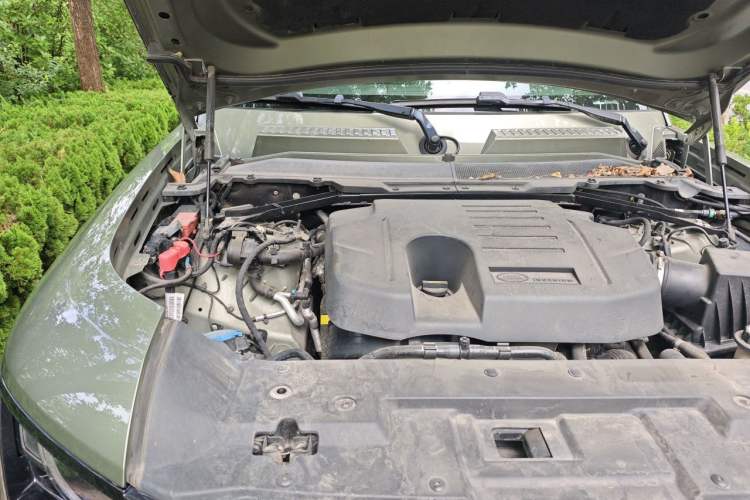 Used Land Rover Defender 2021 90 P400 Classic Reproduction Edition Engine Bay Right