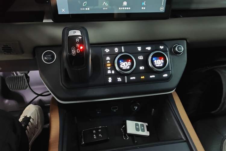 Used Land Rover Defender 2021 90 P400 X-DYNAMIC S Gear Lever