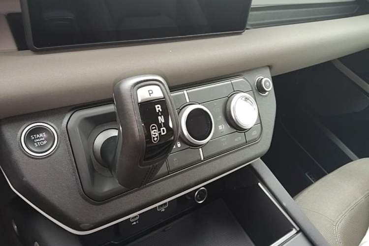 Used Land Rover Defender 2021 90 P400 Classic Reproduction Edition Gear Lever