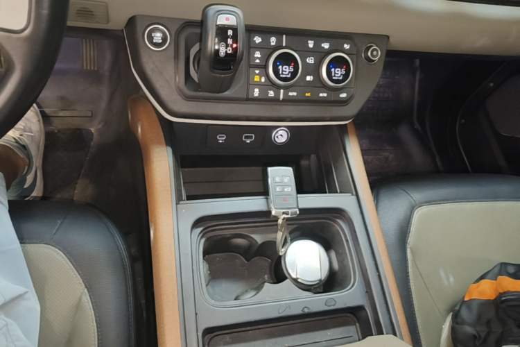 Used Land Rover Defender 2021 90 P400 X-DYNAMIC S Gear Lever