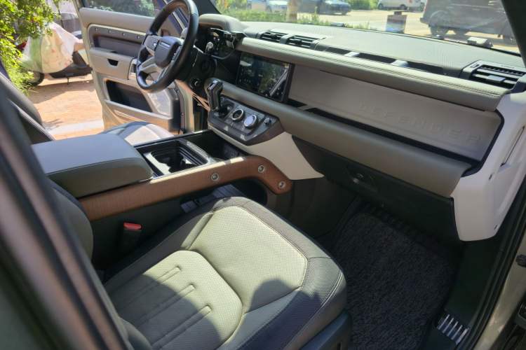 Used Land Rover Defender 2021 110 P400 X-DYNAMIC HSE Interior 10