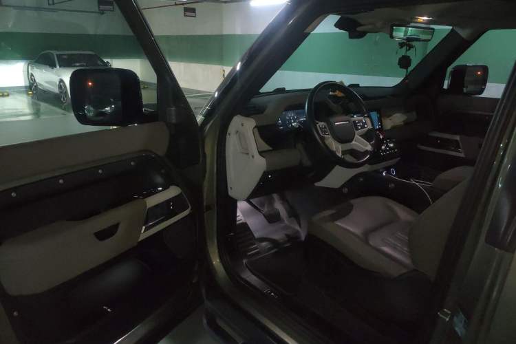 Used Land Rover Defender 2021 90 P400 Classic Reproduction Edition Interior 3