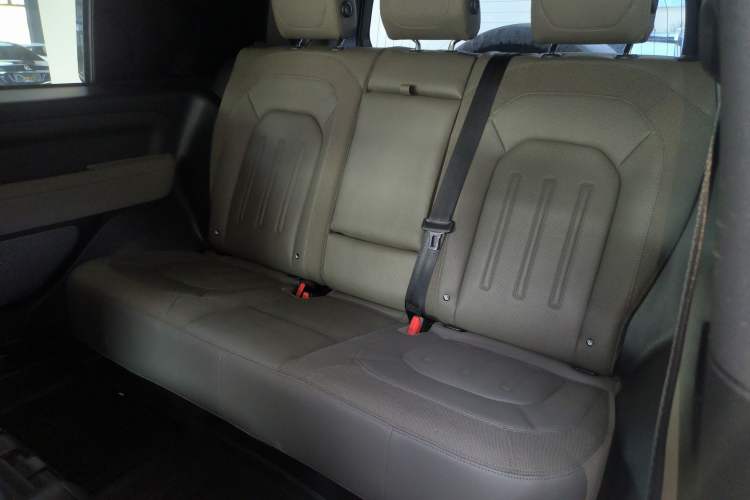 Used Land Rover Defender 2021 90 P400 Classic Reproduction Edition Interior 4