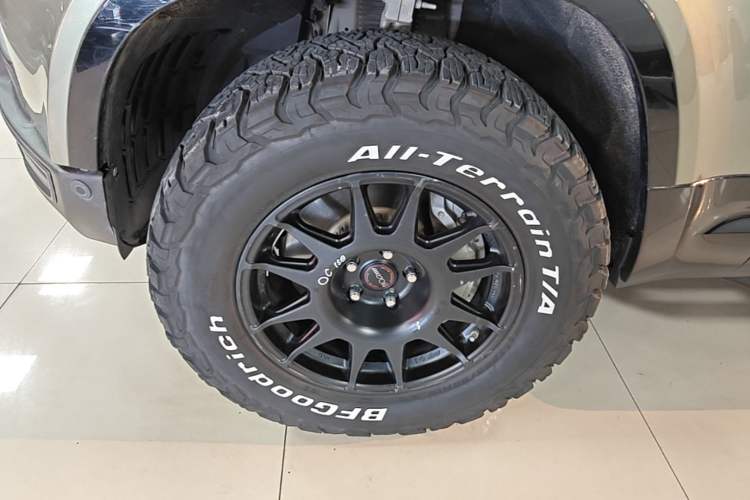 Used Land Rover Defender 2021 90 P400 X-DYNAMIC S Left Front Wheel Hub