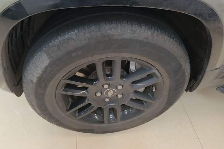 Used Land Rover Defender 2021 90 P400 X-DYNAMIC S Left Front Wheel Hub