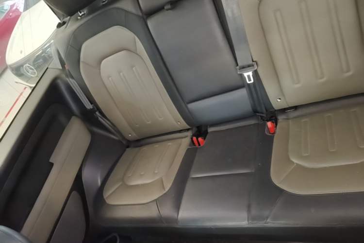 Used Land Rover Defender 2021 90 P400 X-DYNAMIC S Left Rear Seat