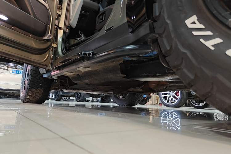 Used Land Rover Defender 2021 90 P400 X-DYNAMIC S Left Side Sill