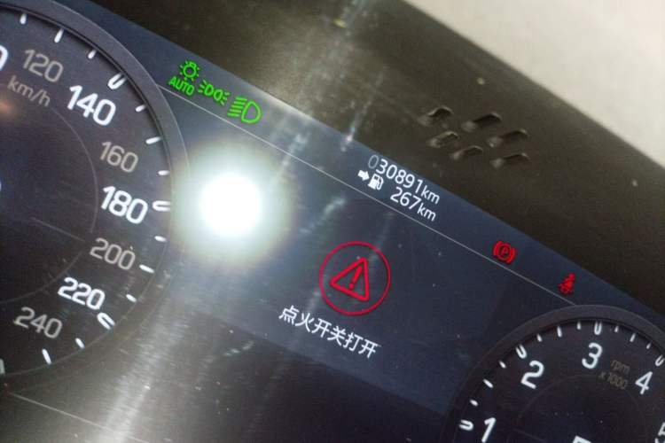 Used Land Rover Defender 2021 90 P400 Classic Reproduction Edition Odometer Close Up