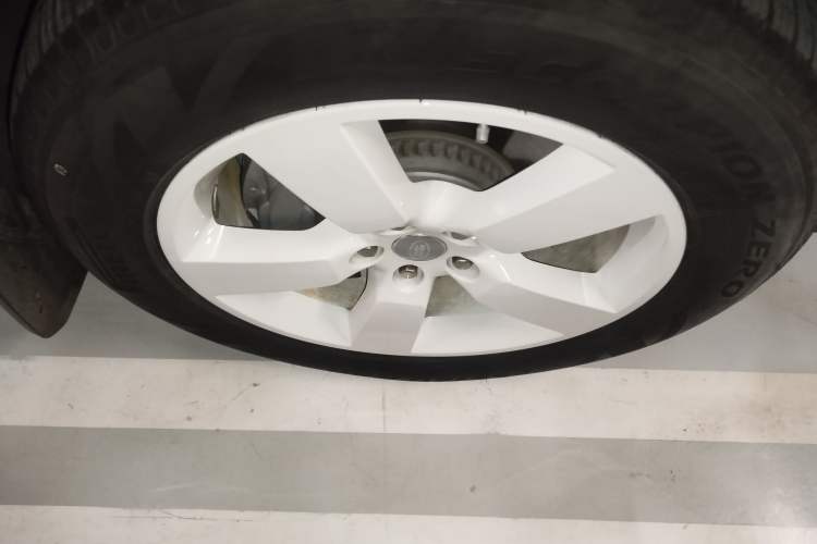 Used Land Rover Defender 2021 90 P400 Classic Reproduction Edition Right Front Wheel Hub