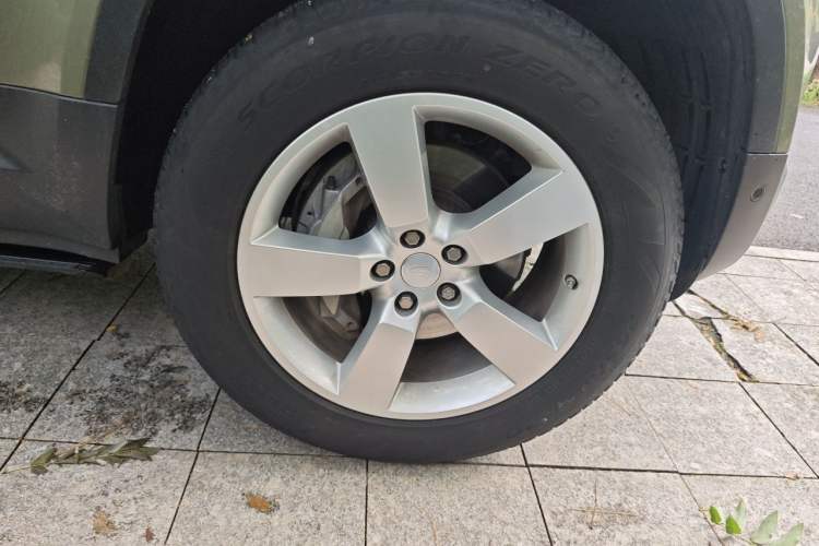 Used Land Rover Defender 2021 90 P400 Classic Reproduction Edition Right Front Wheel Hub