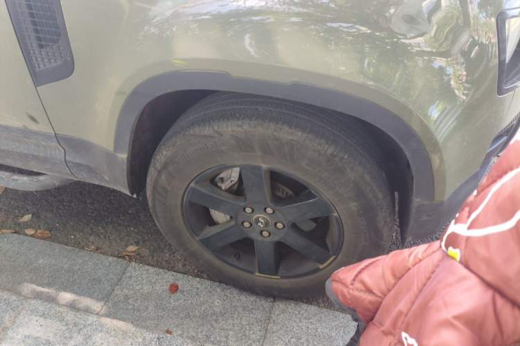Used Land Rover Defender  Right Front Wheel Hub