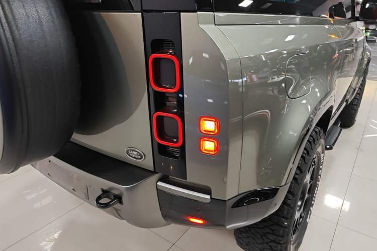 Used Land Rover Defender 2021 90 P400 X-DYNAMIC S Right Rear Taillight