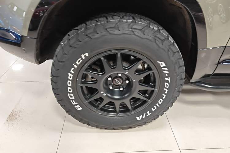 Used Land Rover Defender 2021 90 P400 X-DYNAMIC S Right Rear Wheel Hub