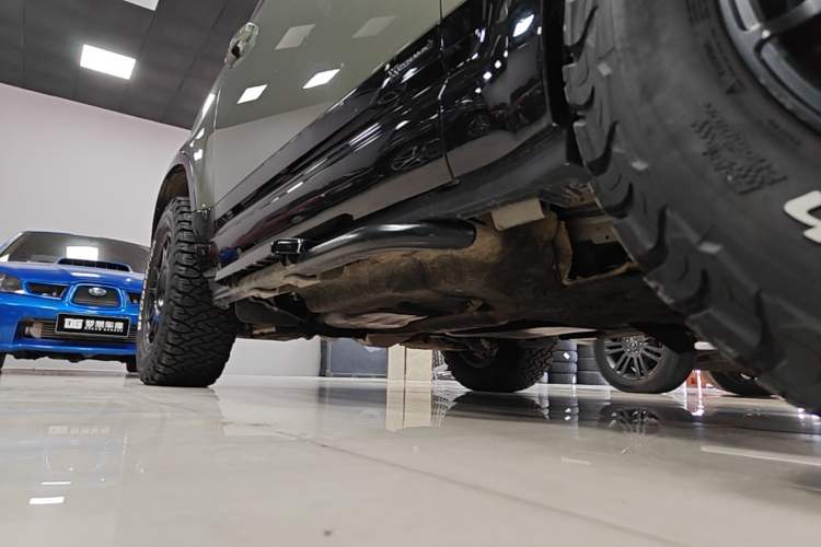 Used Land Rover Defender 2021 90 P400 X-DYNAMIC S Right Side Sill