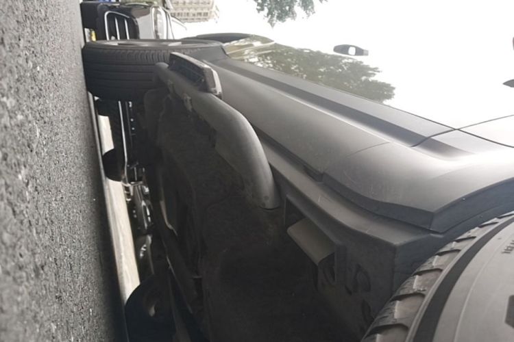 Used Land Rover Defender 2021 90 P400 Classic Reproduction Edition Right Side Sill