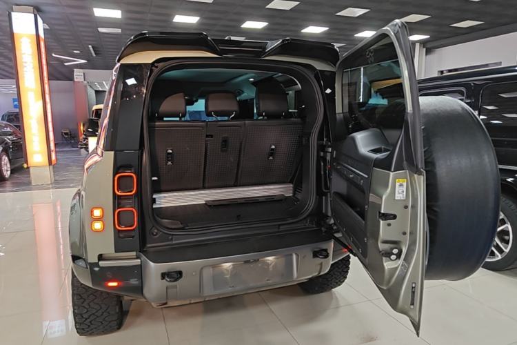 Used Land Rover Defender 2021 90 P400 X-DYNAMIC S Trunk